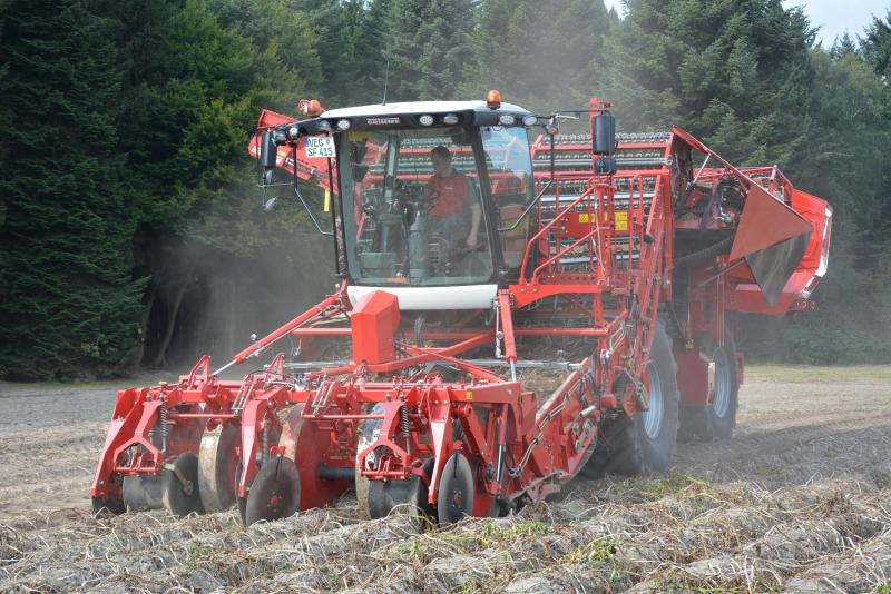 Marche en crabe, moteur de 530 ch et trémie de 15 t  sont les principales caractéristiques de la Ventor 4150.