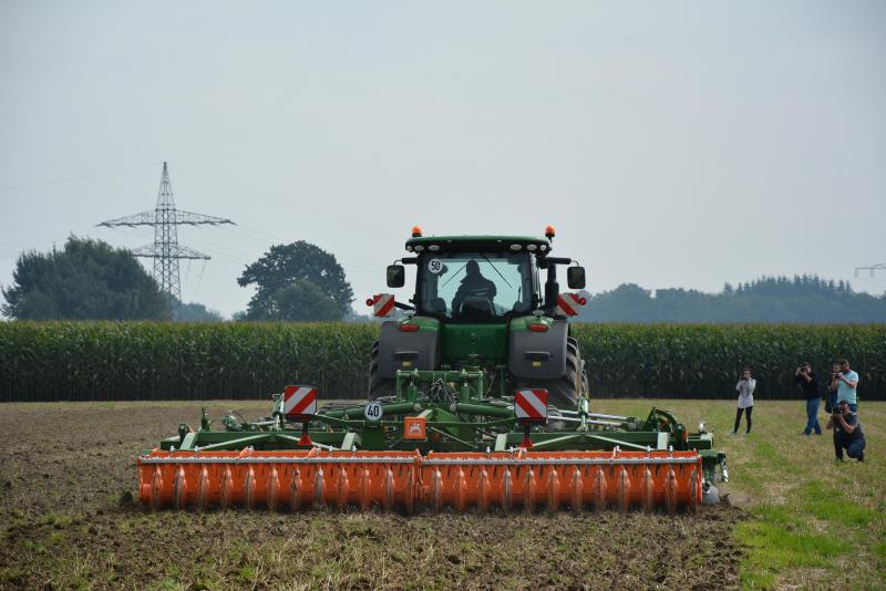 L’outil polyvalent Ceus combine déchaumeur à disques et compartiments à dents.