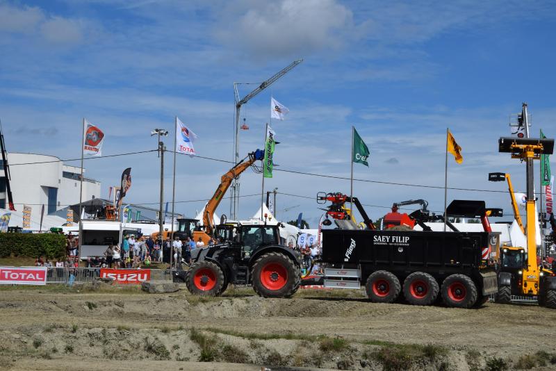 La remorque Fliegl ASW 363 Stone, avec son fond poussant, ne décharge pas son contenu en le basculant, mais en le poussant.
