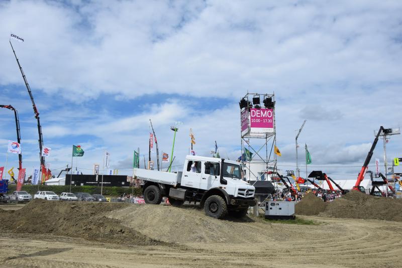 Grâce, entre autres, à sa transmission intégrale et à sa garde au sol de près de 50 cm, le Mercedes-Benz Unimog est un véritable passe-partout.