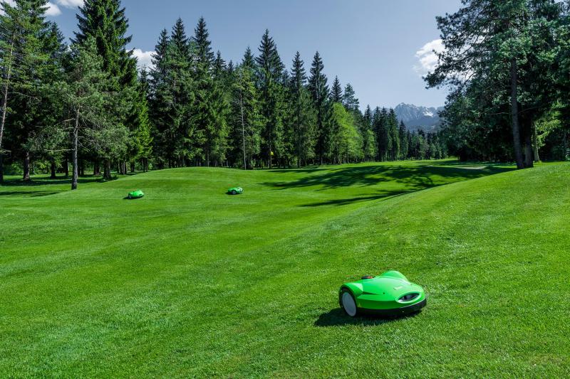 L’iMowTeaM de Viking relie  10 robots de tonte entre eux,  pour un « travail d’équipe ».
