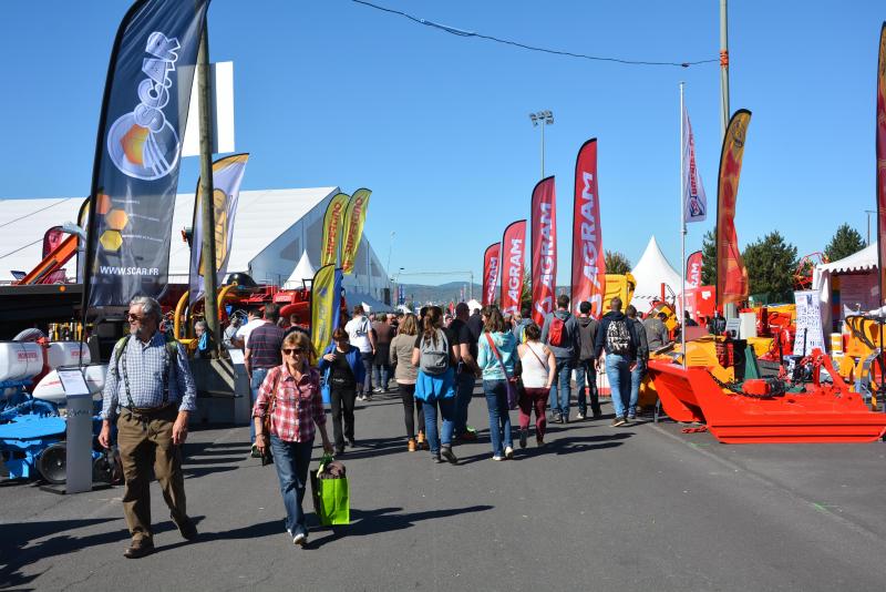 Outre les animaux qui sont l’âme de ce grand rendez-vous international, une très vaste zone d’exposition est dédiée aux matériels et équipements en lien avec l’élevage au sens très large.