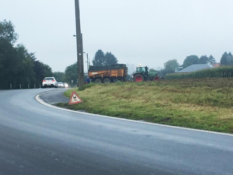 L’agriculteur concerné a eu le bon réflexe de disposer un panneau de signalisation et a ensuite nettoyé la route.