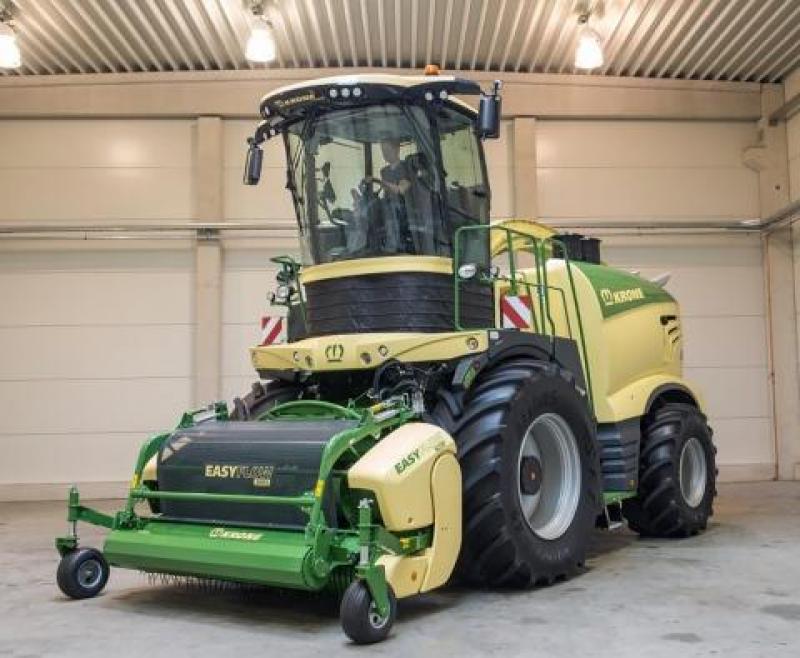 Pour améliorer la vision du chauffeur, la BiG X LiftCab  de Krone peut soulever sa cabine de 70 cm.
