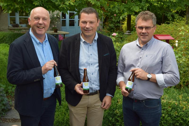 Pour célébrer la septantième édition du salon bruxellois, Fedagrim
 a fait brasser une bière spéciale, l’Agribex Triple, présentée ici par (de gauche à droite) Michel Christiaens, secrétaire général de la Fédération, Stefaan Forret, président du comité organisateur,
 et Alain Vander cruys, coordinateur événements.