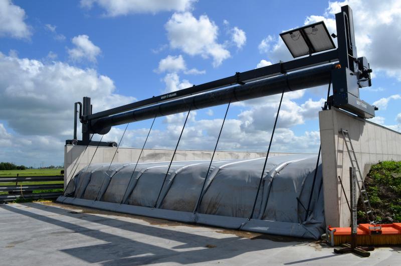 Avec l’EasySilage, il est possible de gérer seul la pose et le retrait de la couverture des grands silos couloirs.