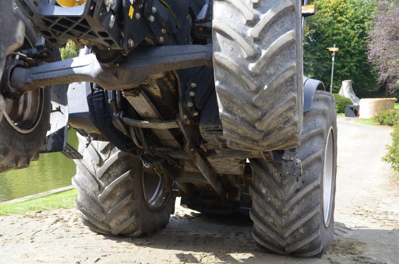 Un faux châssis est destiné à protégé le tracteur.