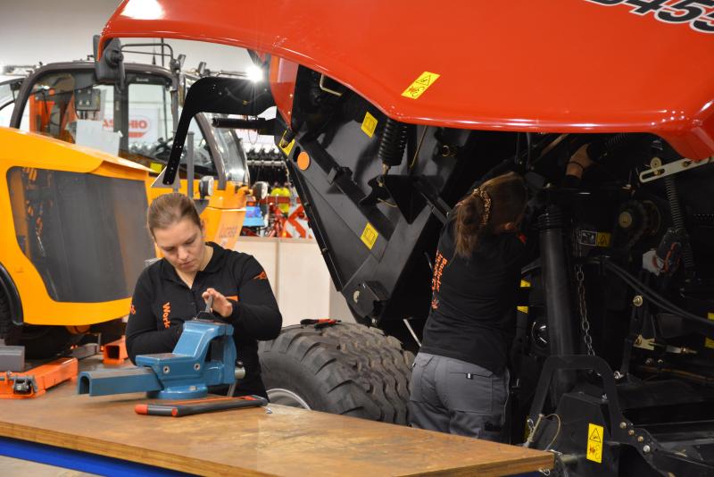 La jeunesse est mise à l’honneur sur l’îlot Workshop Live, théâtre  de démonstrations de réparations, montages et démontages  de machines agricoles et de jardin.