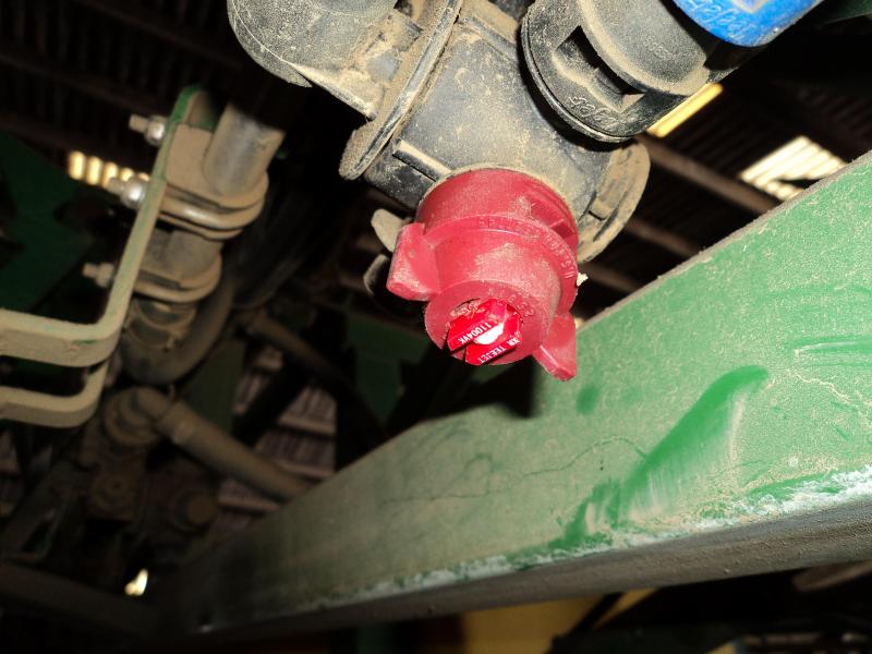 La buse à jet plat se révèle polyvalente mais n'offre pas de protection contre la dérive dans ses calibres les plus courants.