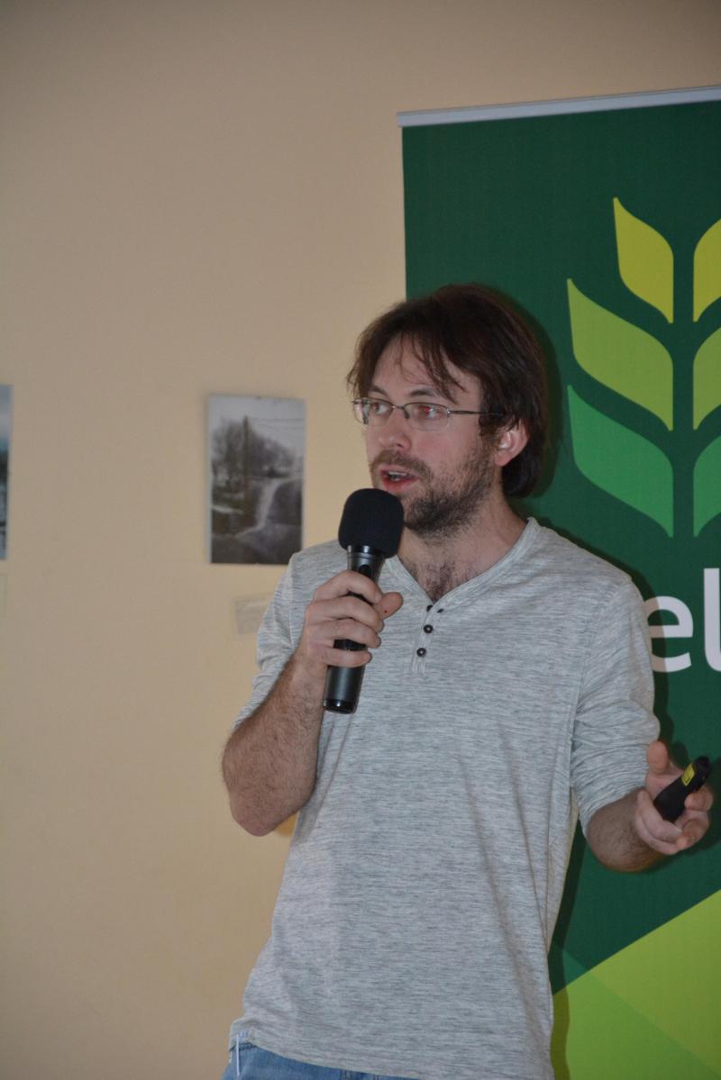 «
L’ensilage de maïs doit être vu comme un complément énergétique à la ration «
herbe
» et non comme base de ration, car il n’est pas suffisamment équilibré
», plaide Arnaud Farinelle.