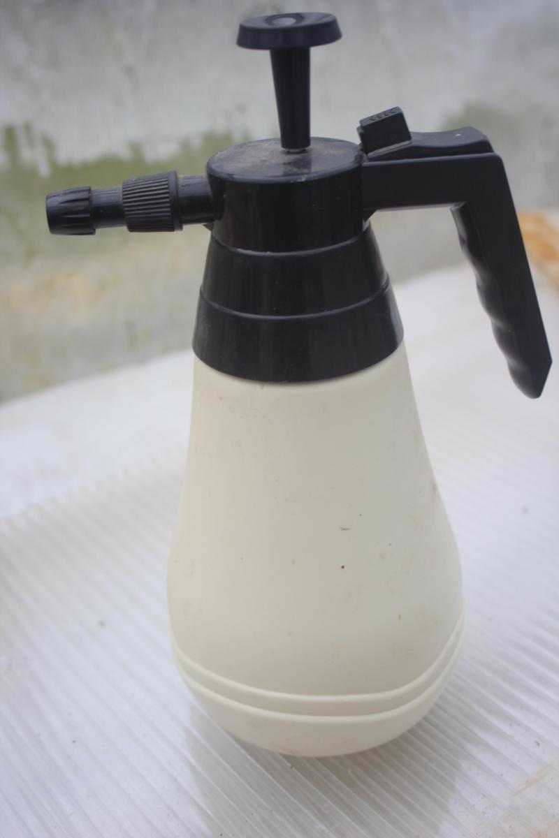 Pour les semis délicats, un pulvérisateur ou un arrosoir à pomme très fine. L'eau est tempérée pour maintenir la température souhaitée. Elle peut être froide si la température est trop élevée dans l'enceinte, ou tiédie dans le cas contraire.