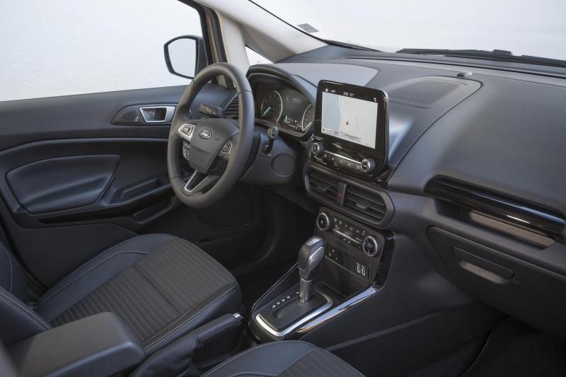 L’habitacle est complètement nouveau  et calque sa présentation sur celle de la dernière Fies ta.  L’écran central de 8 pouces commande le système connecté Sync3.