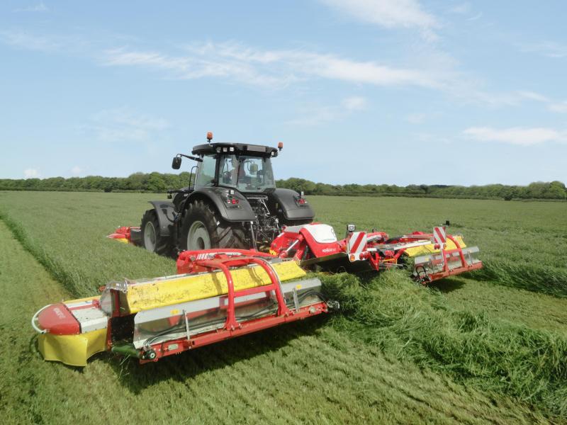 Le tapis groupeur d'andains peut être une option intéressante  sur les machines de grande largeur.