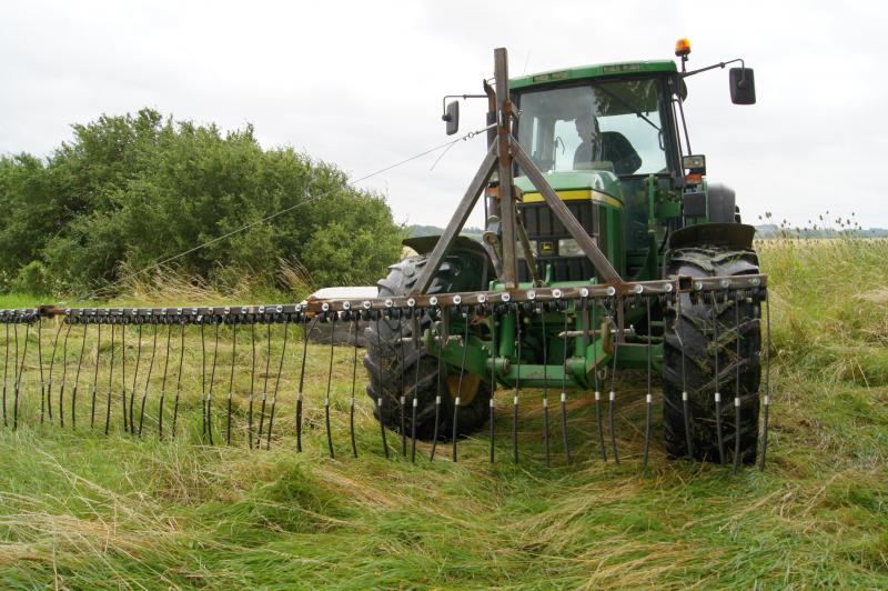 Une barre d’effarouchement peut être placée à l’avant du tracteur.