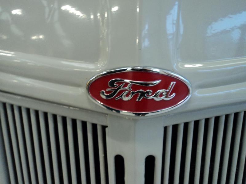 Sur le sigle du 8N, la signalétique Ford  est apposée sur un fond rouge,  en lieu et place du traditionnel bleu.