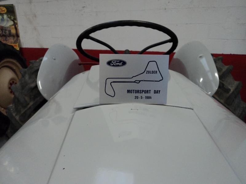 Ce Ford 8N a évolué sur le circuit de Zolder en 1984 , comme en atteste cette plaque commémorative reçue par Pierre Doneux, son conducteur de l'époque.