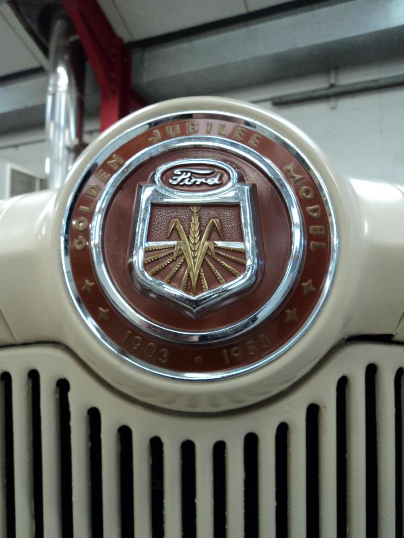 L'emblème très particulier du NAA de 1953 porte la mention « Golden Jubilee Model - 1903-1953 ».