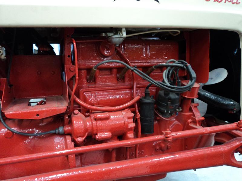 Le moteur Ford Red Tiger du NAA a vu passer sa cylindrée à 2,2 l  et est doté de soupapes en tête.