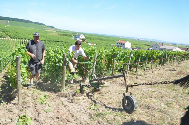 Jérôme De Juriew (à gauche) assiste Antoine (à droite). La difficulté? la pression constante à appliquer sur le porte-outils.