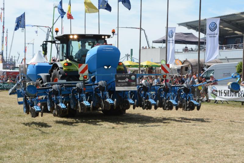 Le semoir Azurit de Lemken est basé sur le procédé DeltaRow qui procure jusqu’à 70
% d’espèces supplémentaires aux plants, par rapport à un semis classique.
