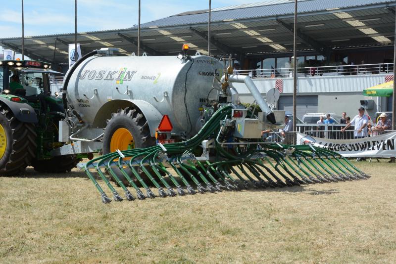 La rampe Pendislide Basic de Joskin peut être fixée sur le trou d’homme  de la tonne à lisier, sans nécessiter de relevage ou contrefort.