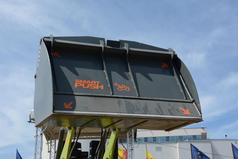 Le godet Smart Push de Claas permet de vider le godet sans le basculer,  ce qui permet d’atteindre des hauteurs de vidange plus haute.