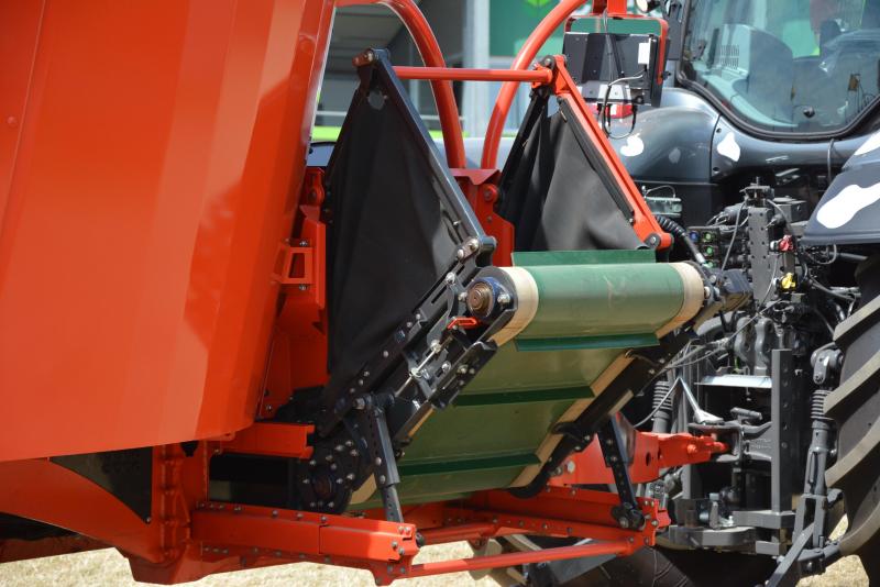 Le tapis de déchargement Flexilift, disponible sur les mélangeuses Kuhn, permet  de distribuer le fourrage au sol ou dans des auges, jusqu’à une hauteur de 1,20 m.