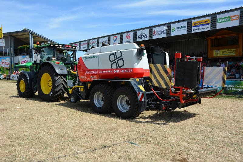 Le combiné presse-enrubanneuse Impress Combi, de Pöttinger, dispose d’un séquençage totalement automatique de 8 opérations, ce qui facilite son utilisation.