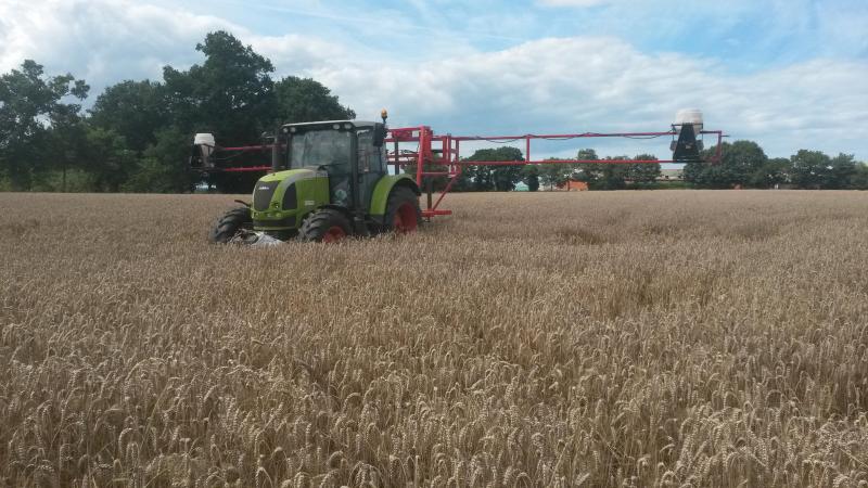 L'innovation du Maxi Couv? La capacité à semer des couverts ou des dérobées fourragères sur une largeur de18, 21 ou 24 mètres et   réaliser le semis en roulant dans les passages de roues déjà en place dans la culture.