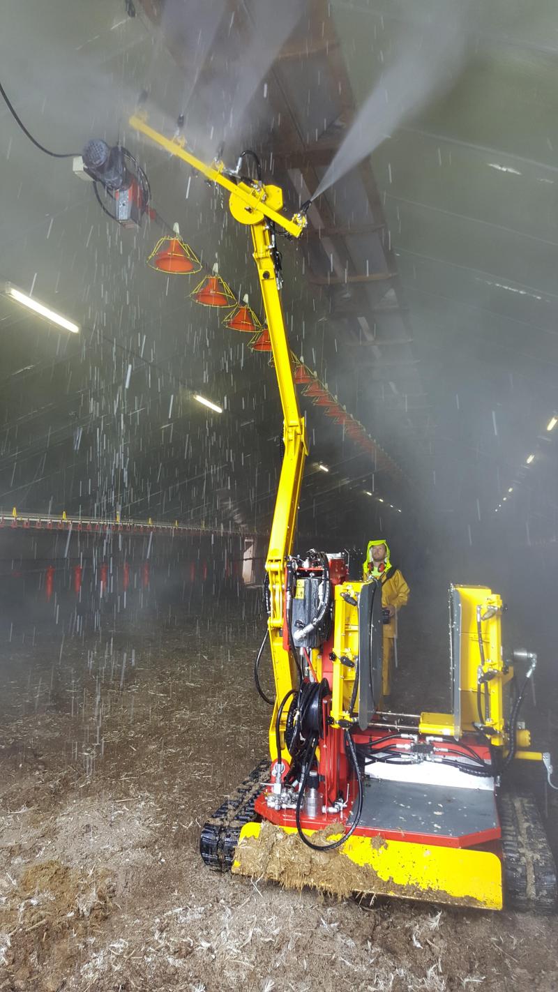 Le lavicole est un automoteur radiocommandé de lavage pour  bâtiments  agricoles.