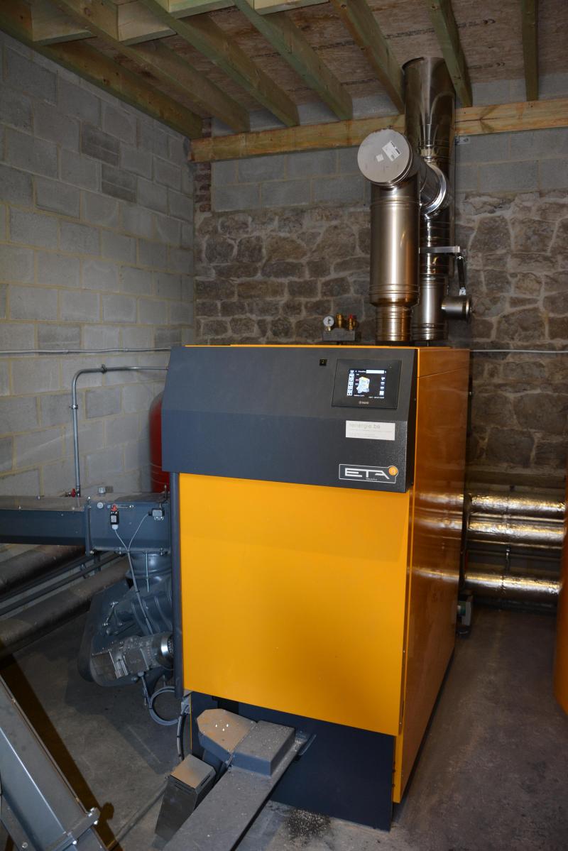 De nombreuses chaudières biomasse existent sur le marché, dont certaines peuvent accueillir différents combustibles tout en adaptant automatiquement leurs réglages à  la matière première utilisée, pour une combustion optimale.