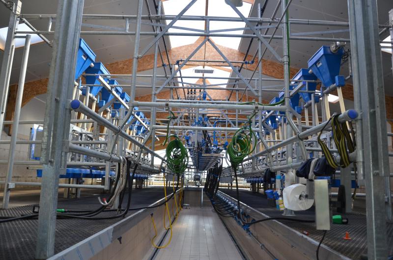 La salle de traite a été privilégiée aux robots de traite pour des raisons économiques mais également organisationnelles.
