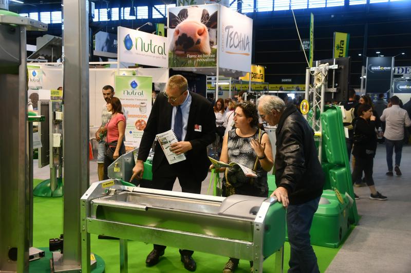 Le Sommet de l’élevage à Clermont-Ferrand, c’est aussi de très nombreux exposants  institutionnels, sociétés et prestataires de services... et un très vaste lieu  d’exposition extérieur de matériels et équipements.