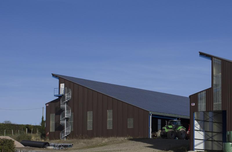 Le Gaec est très impliqué dans le développement local de l’énergie photovoltaïque. Les associés joignent le geste à la parole avec l’installation progressive de bâtiments agricoles en couverture solaire sur l’exploitation.
