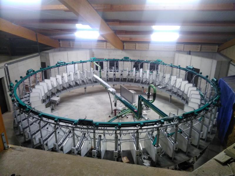 Le carrousel de traite de 48 places. Les chèvres y sont traites le temps d’un tour. Elles regagnent ensuite leur loge.