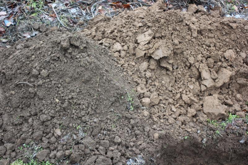 En creusant le puits, la terre des différentes couches est séparée pour pouvoir les remettre à leur niveau d'origine.