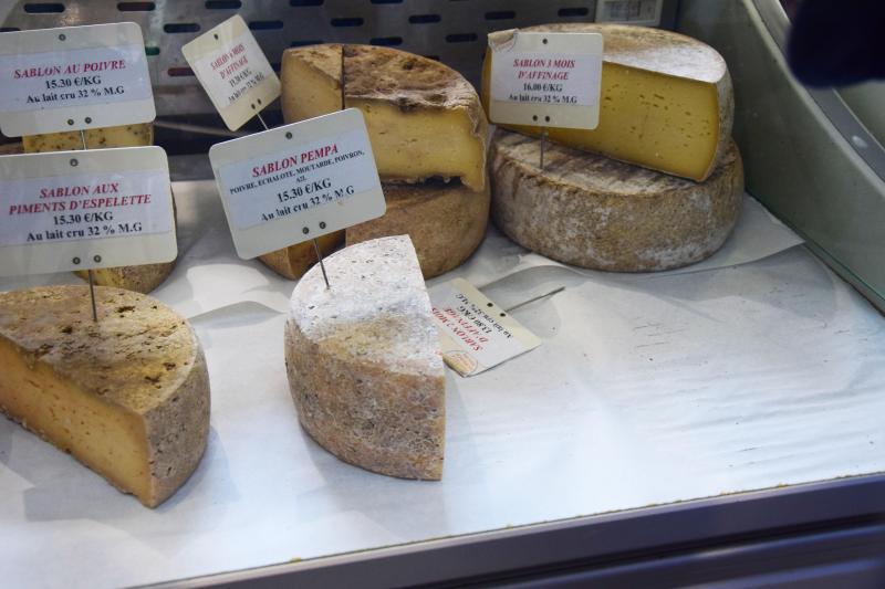 Stéphane et son personnel transforme chaque année 550.000 l de lait cru en fromages typiques de la région.