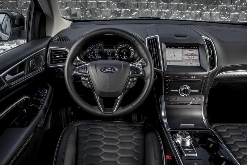 L’intérieur du Ford Edge a aussi été retravaillé. On y trouve un écran tactile  d’infodivertissement de 8 pouces et un tableau de bord numérique personnalisable.