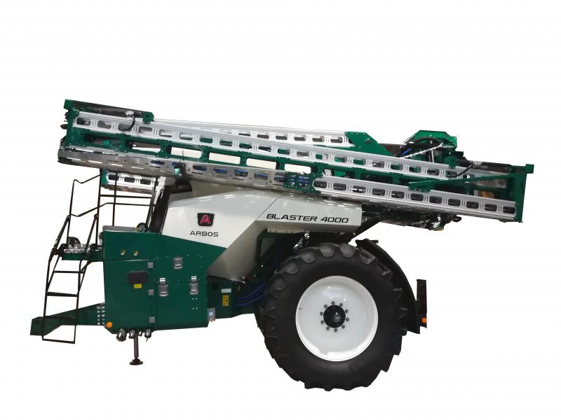 Grâce à son châssis articulé, le pulvérisateur Blaster (Argos) suit parfaitement la trajectoire du tracteur.