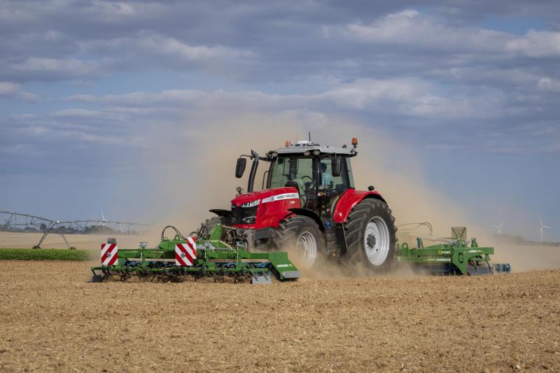 Le MF 7719 S embarque un moteur 6 cylindres de 6,6 l conforme aux normes d’émission Stage V.