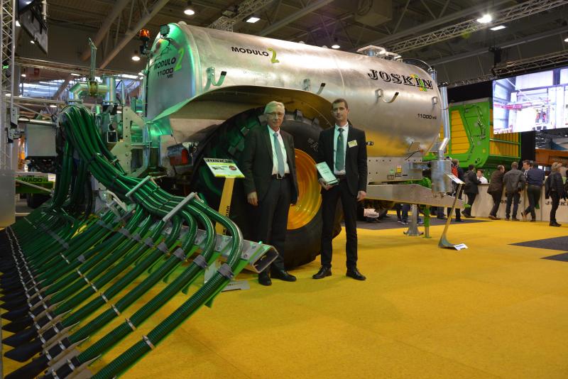 Le Modulo Advantage a été primé dans la catégorie « matériel d’élevage », en présence de Victor Joskin (à gauche) et François Solek, export manager.