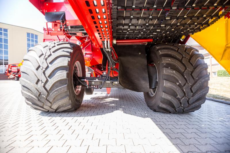 Le nouvel essieu télescopique assure une largeur de transport sur route de 3 m  et s’étend jusque 3,5 m au champ, pour plus de stabilité.