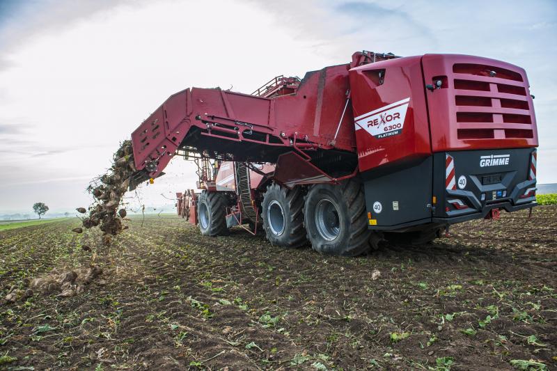 Le pan cassé supplémentaire sur la bande de décharge assure 
une hauteur de chute moindre lors de la dépose des betteraves en silo.