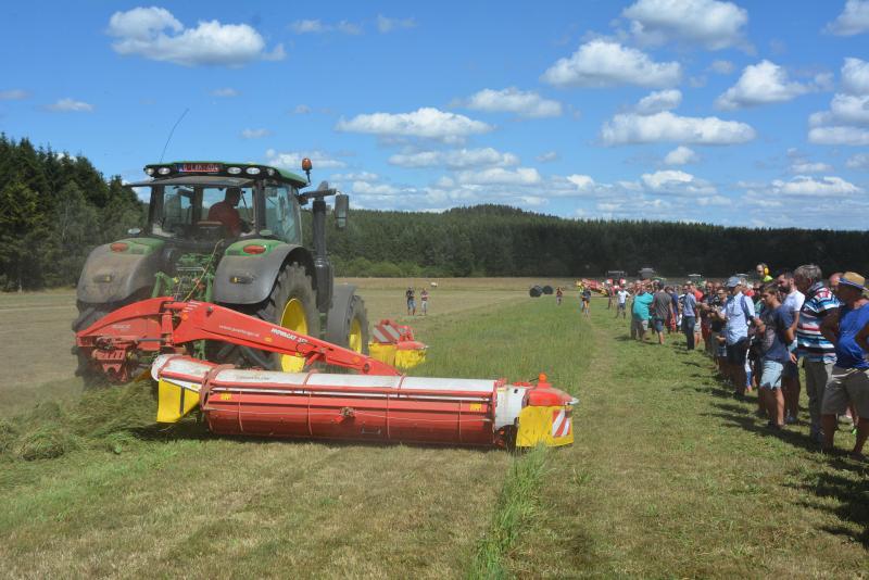 Au centre de plusieurs démonstrations, lors de la Journée de l’herbe en juillet dernier, le matériel de fenaison voit ses ventes se stabiliser.