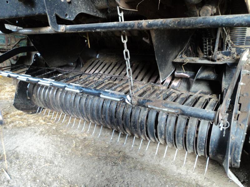 La présence des dents et déflecteurs ainsi que la pression  des pneus du pick-up de ramassage sont vérifiées.