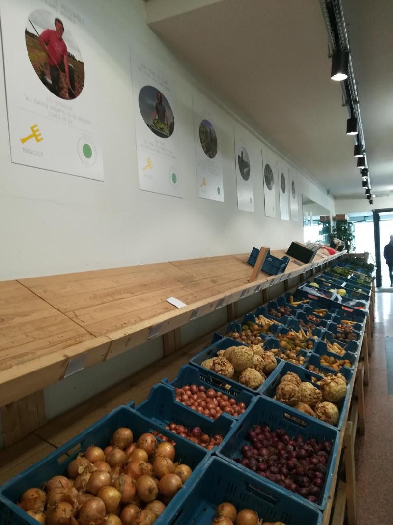 Des affiches permettent de connaître les producteurs et leurs réalités.
