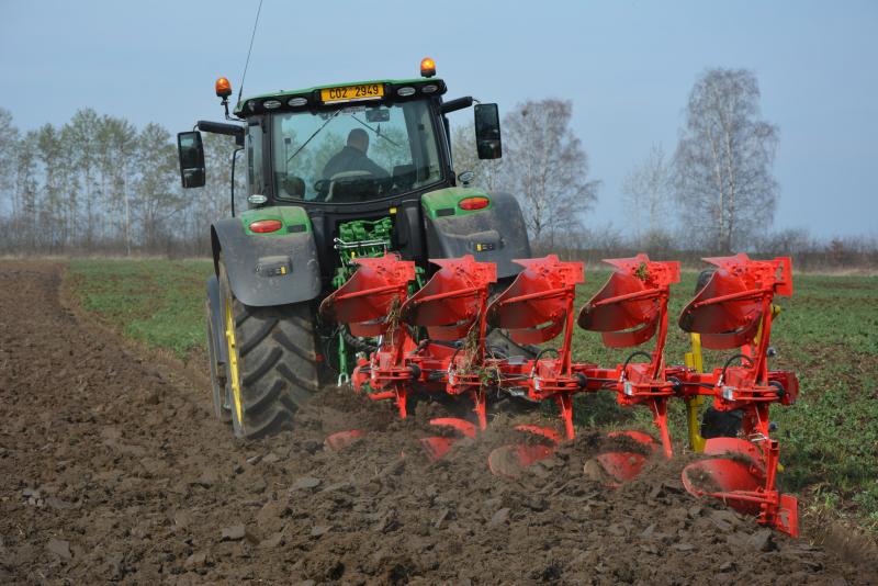 Dans sa version Nova Plus, la Servo 45 M bénéficie de la sécurité non-stop hydraulique et du réglage hydraulique de la largeur de raie depuis la cabine du tracteur.