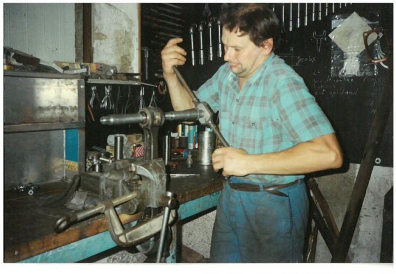 Lors de la restauration du D3506, M. Latour refabrique la bague d’axe de piston qu’il ajuste à l’aide d’un alésoir.