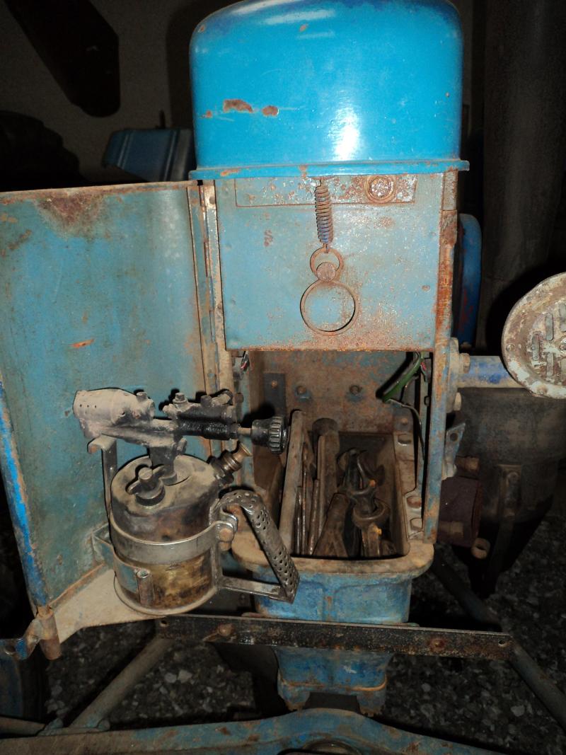 Sur le D5506, la boîte à outils est encore complète, avec sa lampe de chauffe et son outillage d’origine.