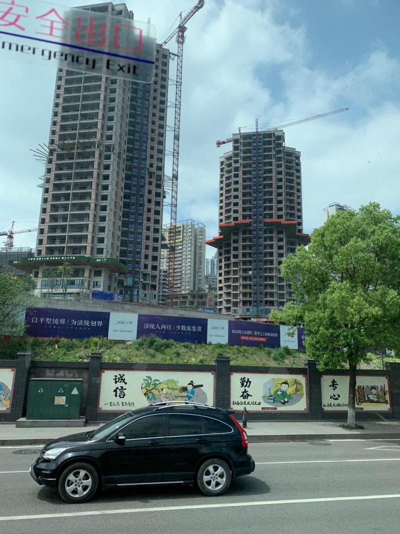 A Fuling, comme dans la plupart des villes, les chantiers pour de nouvelles infrastructures routières et barres d’immeubles font partie du quotidien.